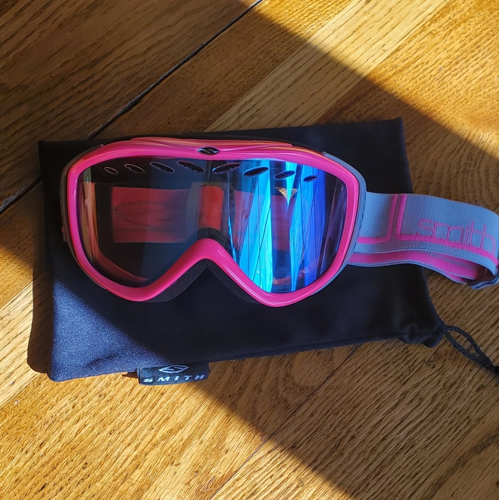 Womens Smith hot pink snowboard goggles